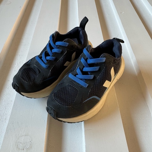 Little Boys Veja Sneakers - Picture 2 of 4